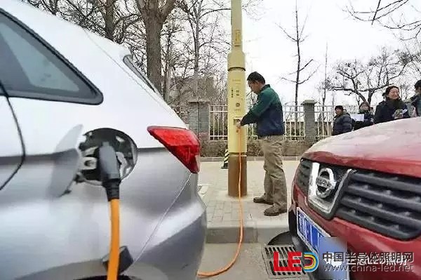  一輛電動(dòng)汽車正在利用智慧路燈充電