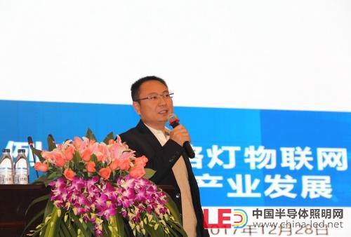 智聯信通董事長謝大成分享了報告：《以案例來推動路燈物聯網及智慧路燈桿產業發展》